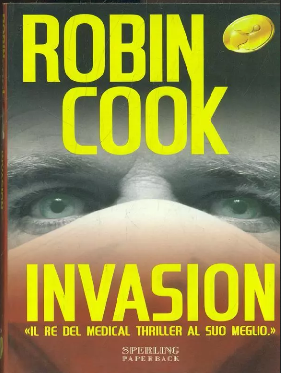 La copertina del romanzo Invasion di Robin Cook ritrae il primissimo piano del volto di un uomo in biano e nero che indossa una mascherina protettiva rossa