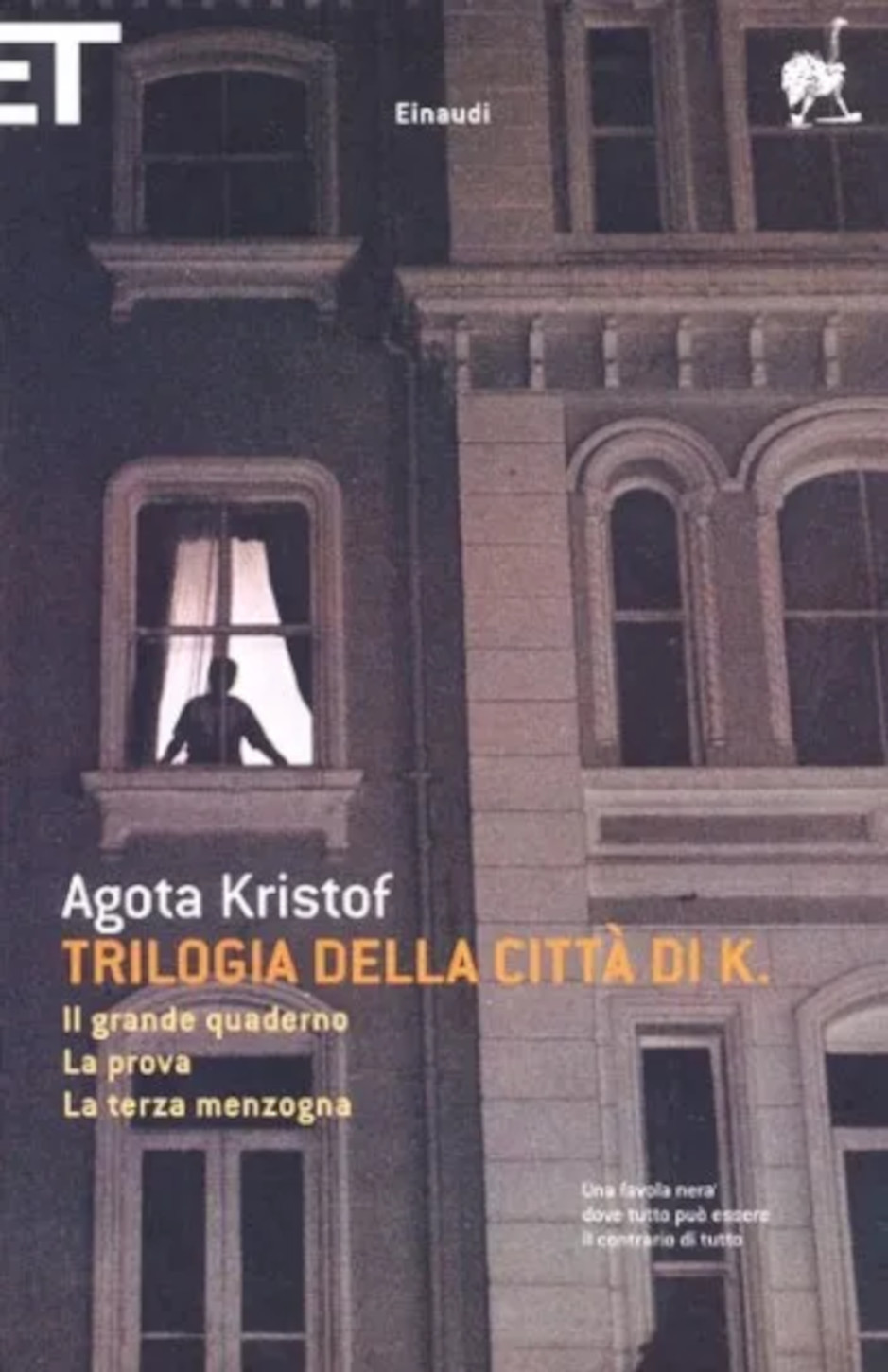 La copertina di Trilogia della città di K di Agota Kristof